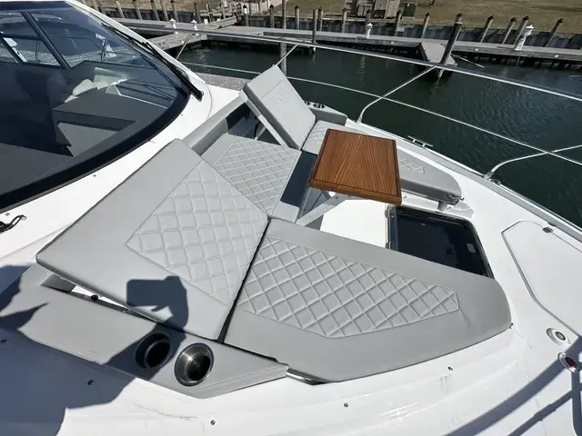 Cruisers Yachts 42 Cantius