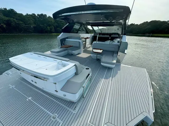 Cruisers Yachts 50 Gls Ob