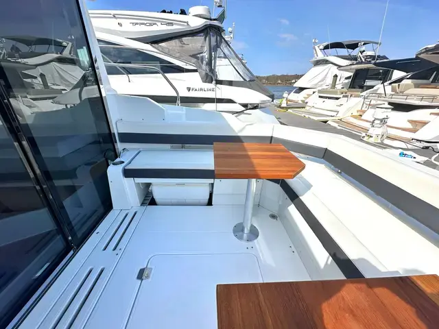 Cruisers Yachts 42 Cantius