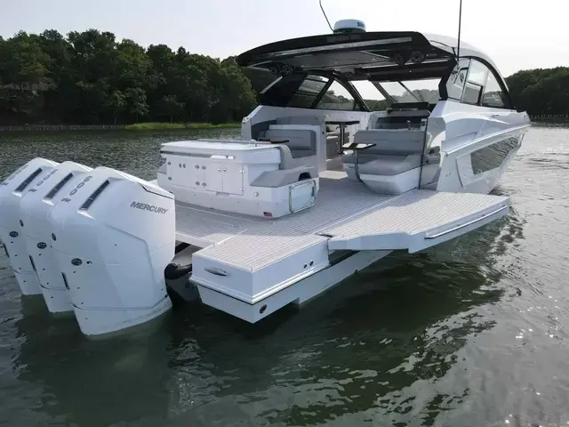 Cruisers Yachts 50 Gls Ob