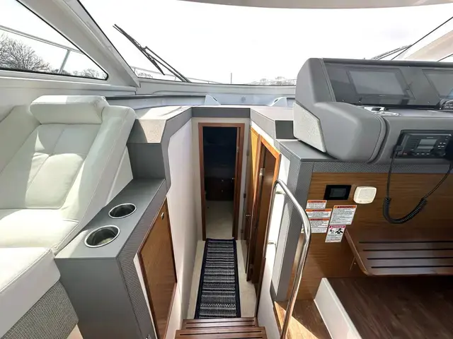 Cruisers Yachts 42 Cantius