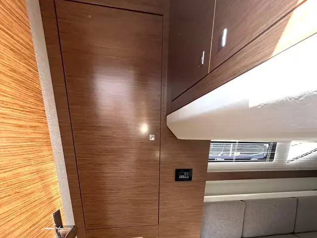 Cruisers Yachts 42 Cantius