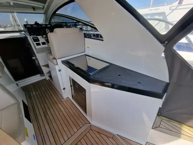 Sealine S 330