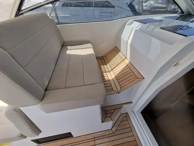 Sealine S 330