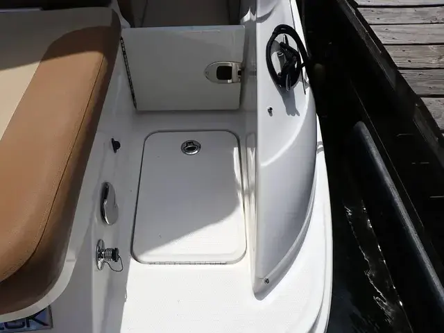 Sea Ray 240 Sundeck