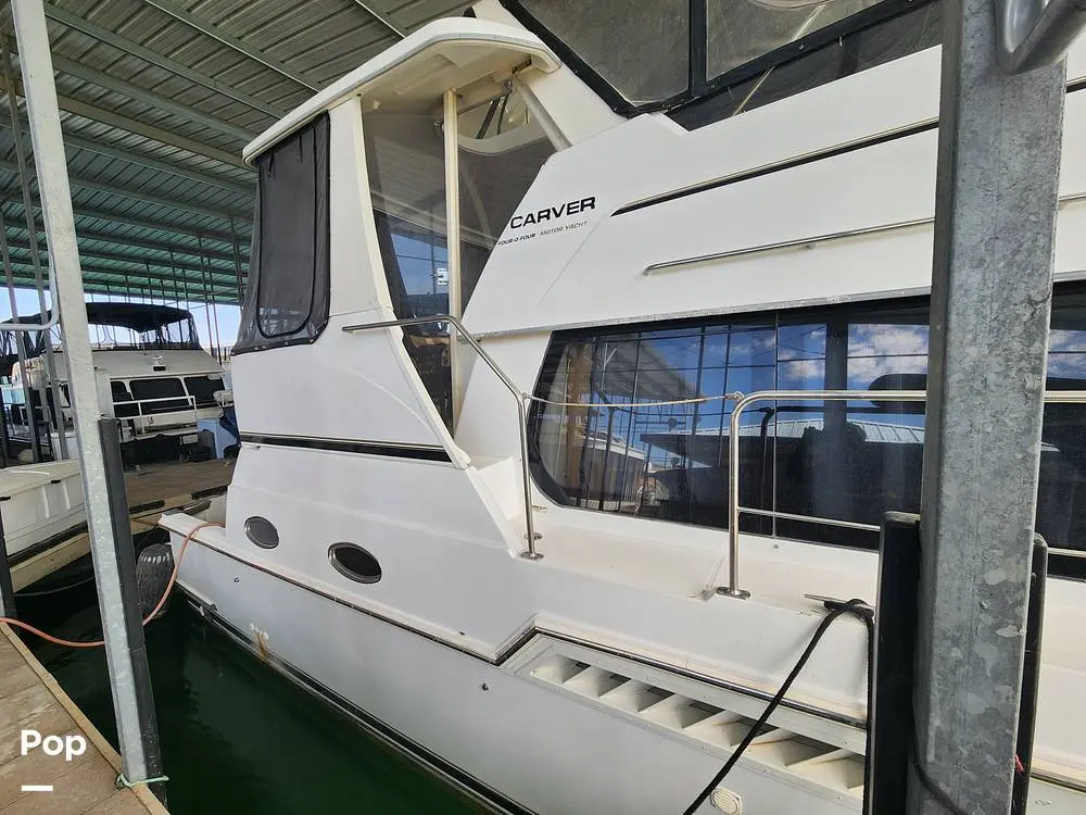 2000 Carver 404 cockpit motor yacht