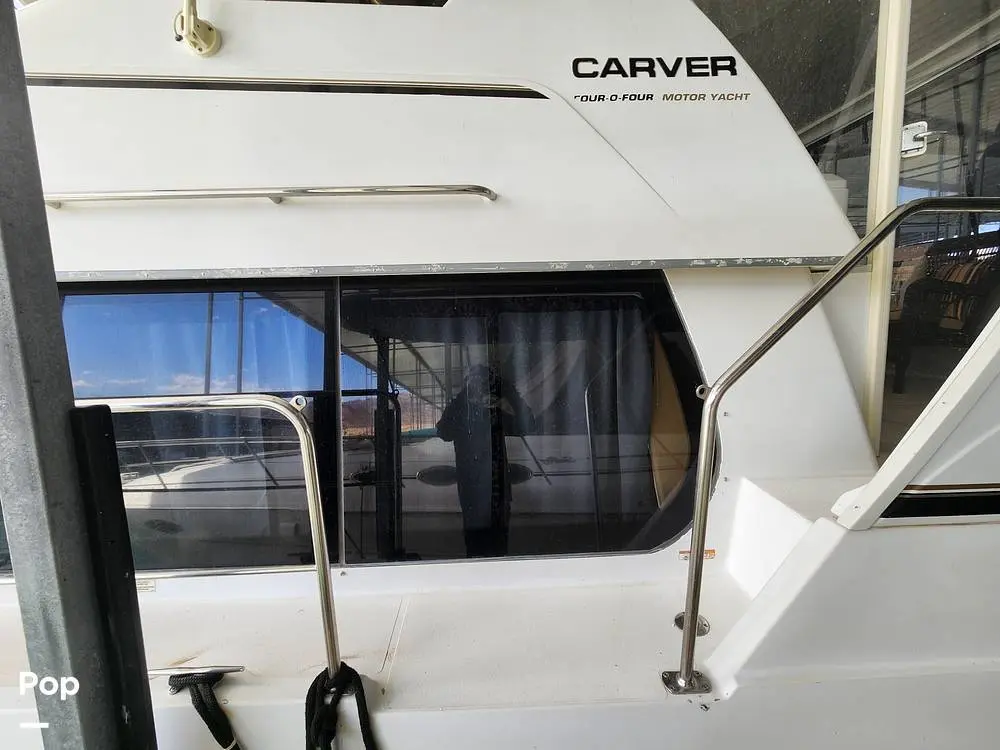 2000 Carver 404 cockpit motor yacht