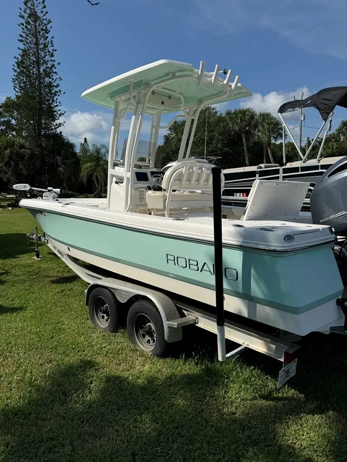 2017 Robalo 226 cayman