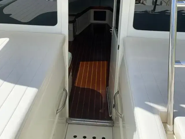 Bertram 31 Flybridge Cruiser