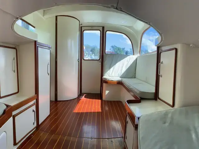 Bertram 31 Flybridge Cruiser