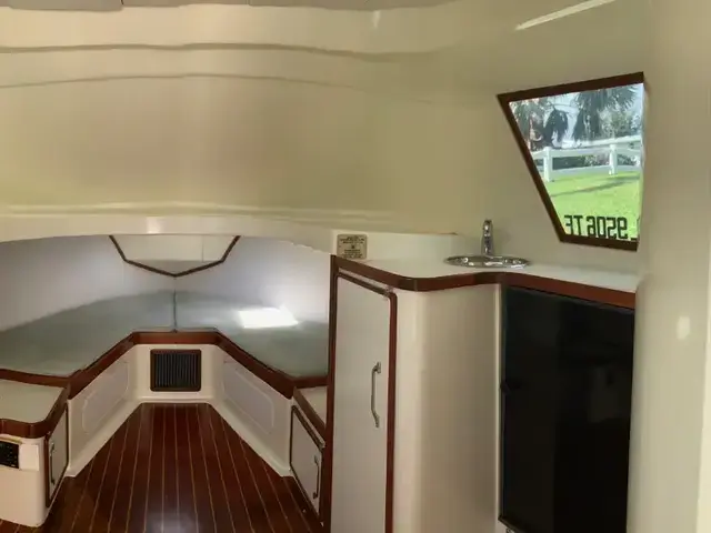 Bertram 31 Flybridge Cruiser