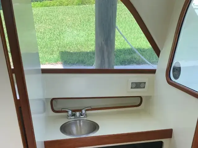 Bertram 31 Flybridge Cruiser