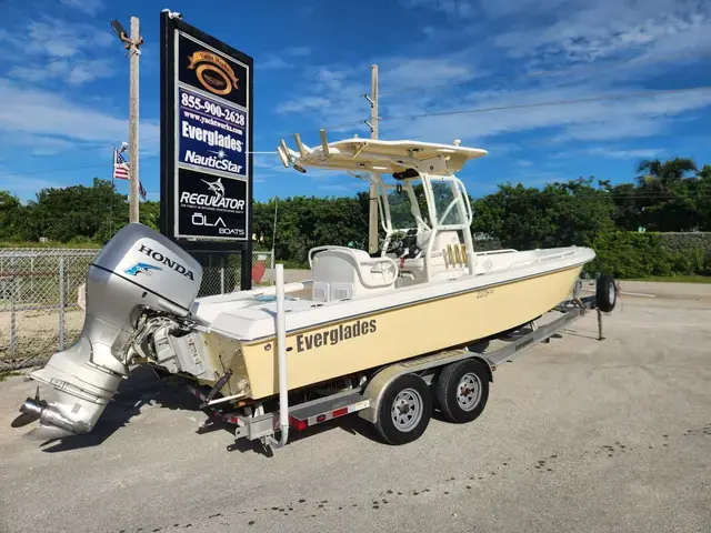 Everglades Boats 223 CC