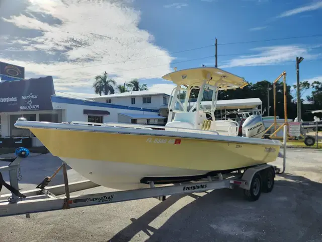 Everglades Boats 223 CC