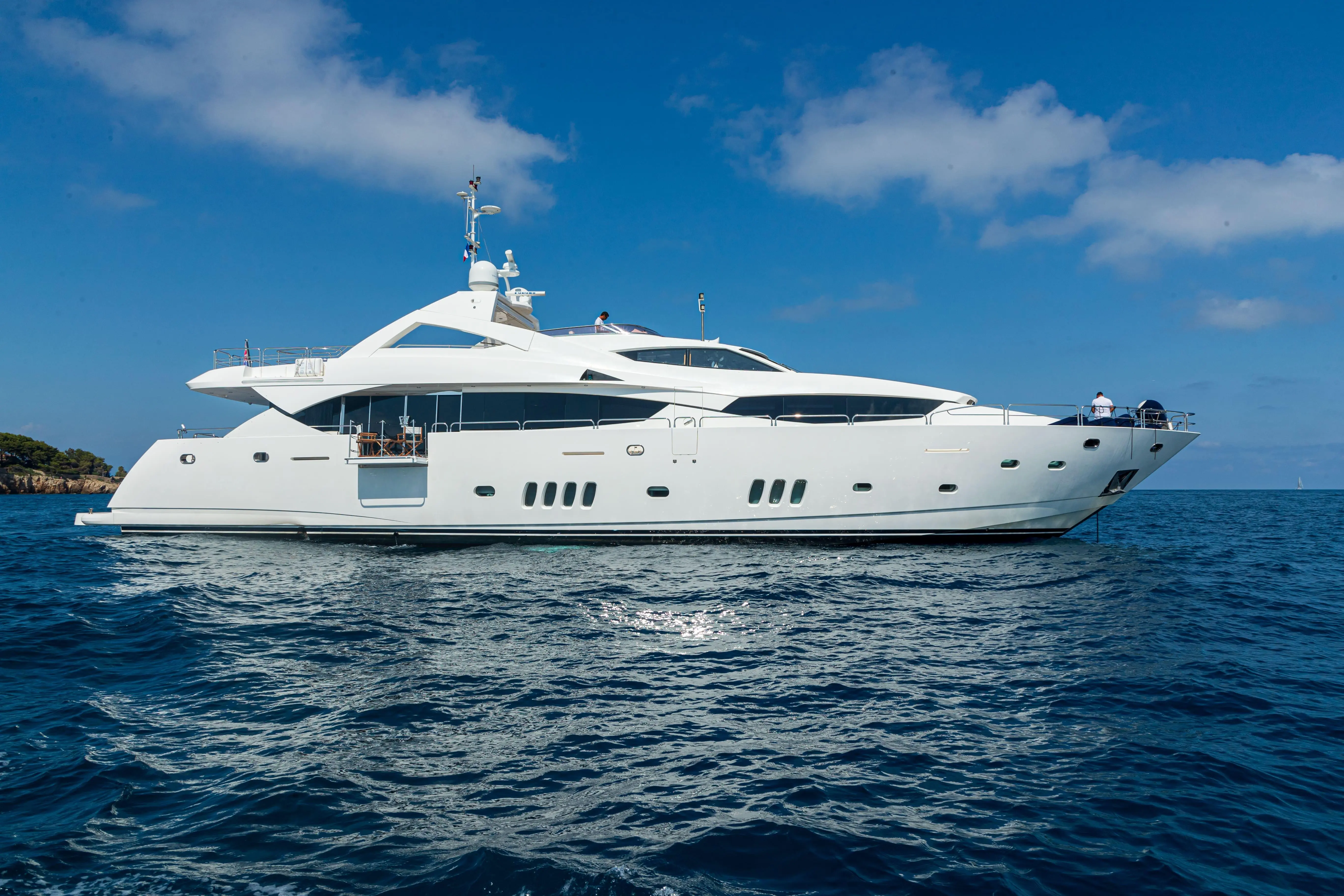 2009 Sunseeker 34m yacht