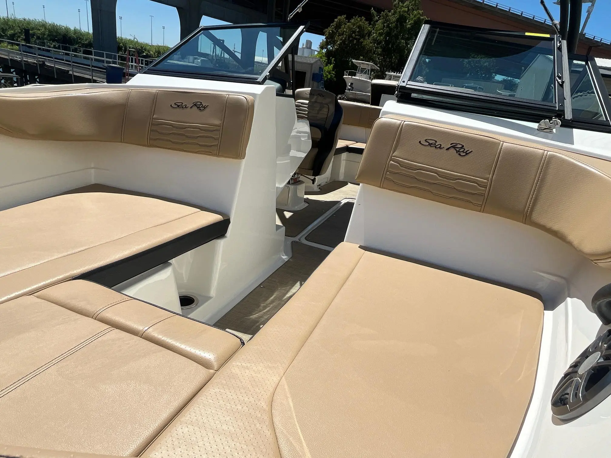 2022 Sea Ray 210 spx ob