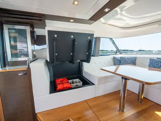 Tiara Yachts 44 Coupe