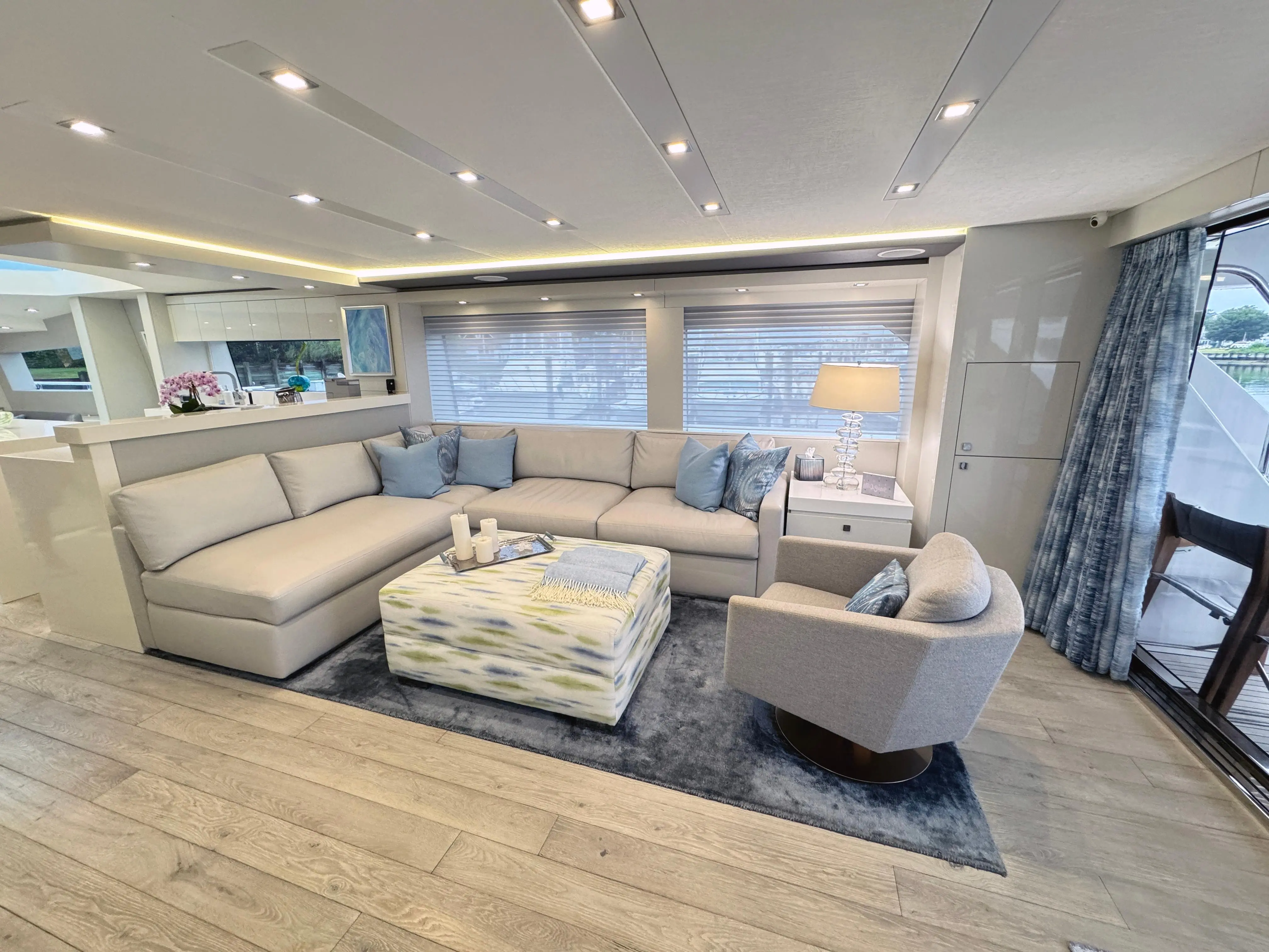 2018 Hatteras 75 motoryacht