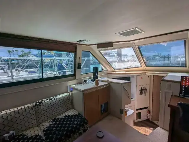 Hatteras 42 Cockpit Motoryacht