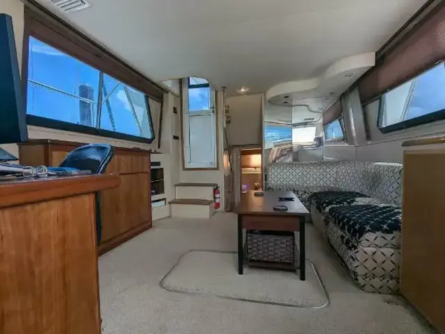 Hatteras 42 Cockpit Motoryacht