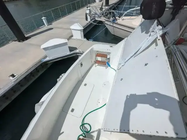 Hatteras 42 Cockpit Motoryacht