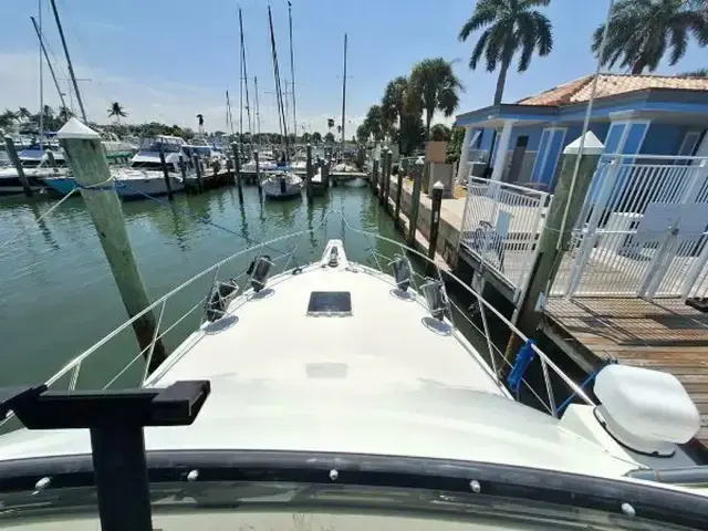 Hatteras 42 Cockpit Motoryacht