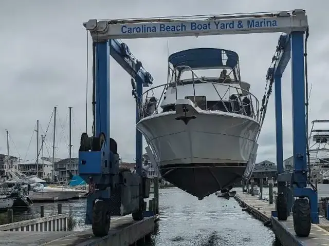 Hatteras 42 Cockpit Motoryacht