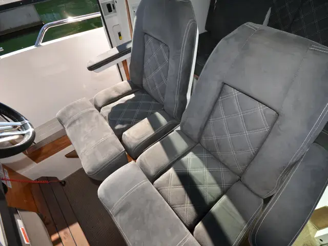 Axopar 28 Cabin