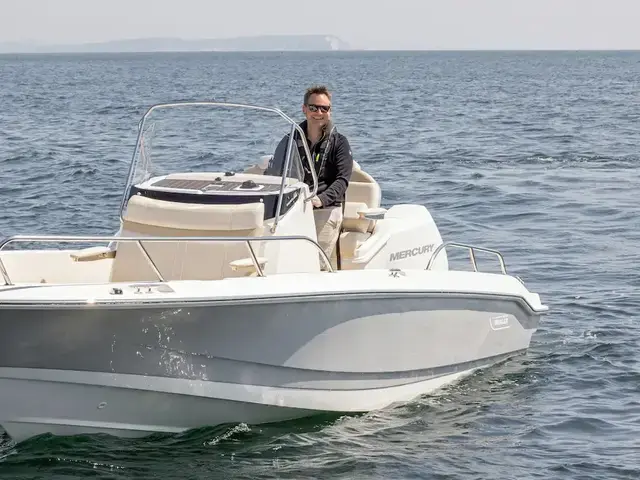 Boston Whaler 220 Dauntless