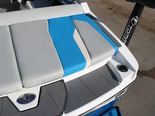 Axis Boats T220