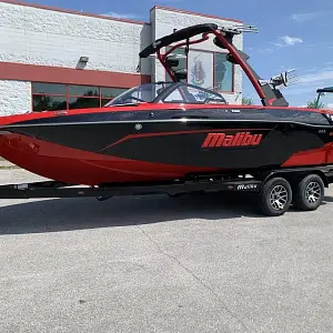 2023 Malibu 23 LSV