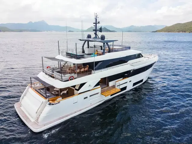 Custom Line Navetta 33