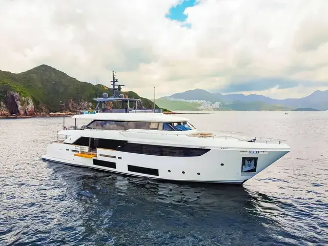 Custom Line Navetta 33