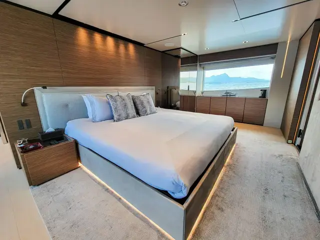 Custom Line Navetta 33