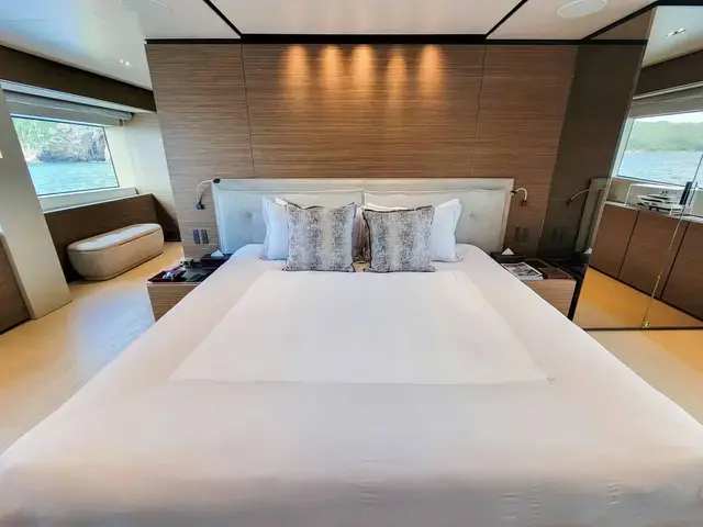 Custom Line Navetta 33