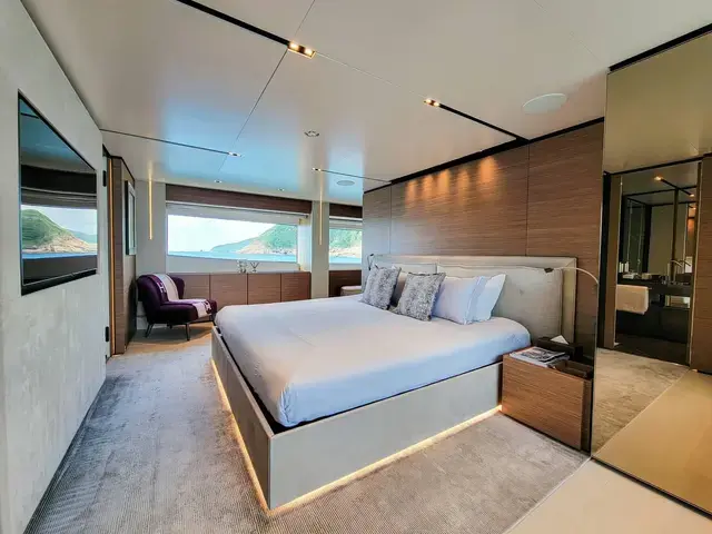 Custom Line Navetta 33