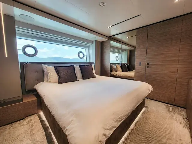 Custom Line Navetta 33