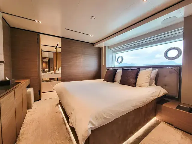 Custom Line Navetta 33