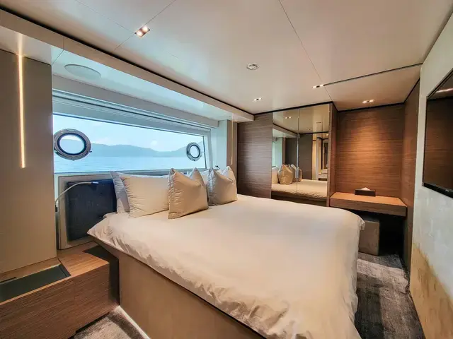 Custom Line Navetta 33