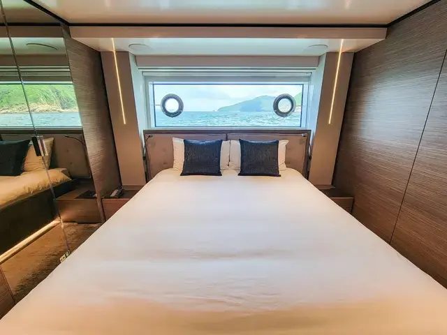 Custom Line Navetta 33