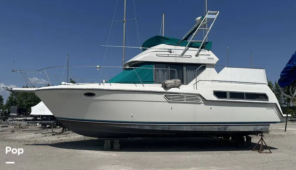 1995 Carver 325 aft cabin