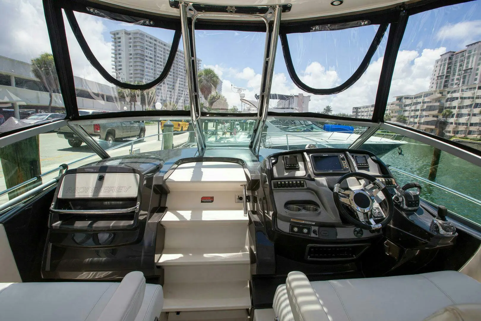 2014 Monterey 320 sport yacht