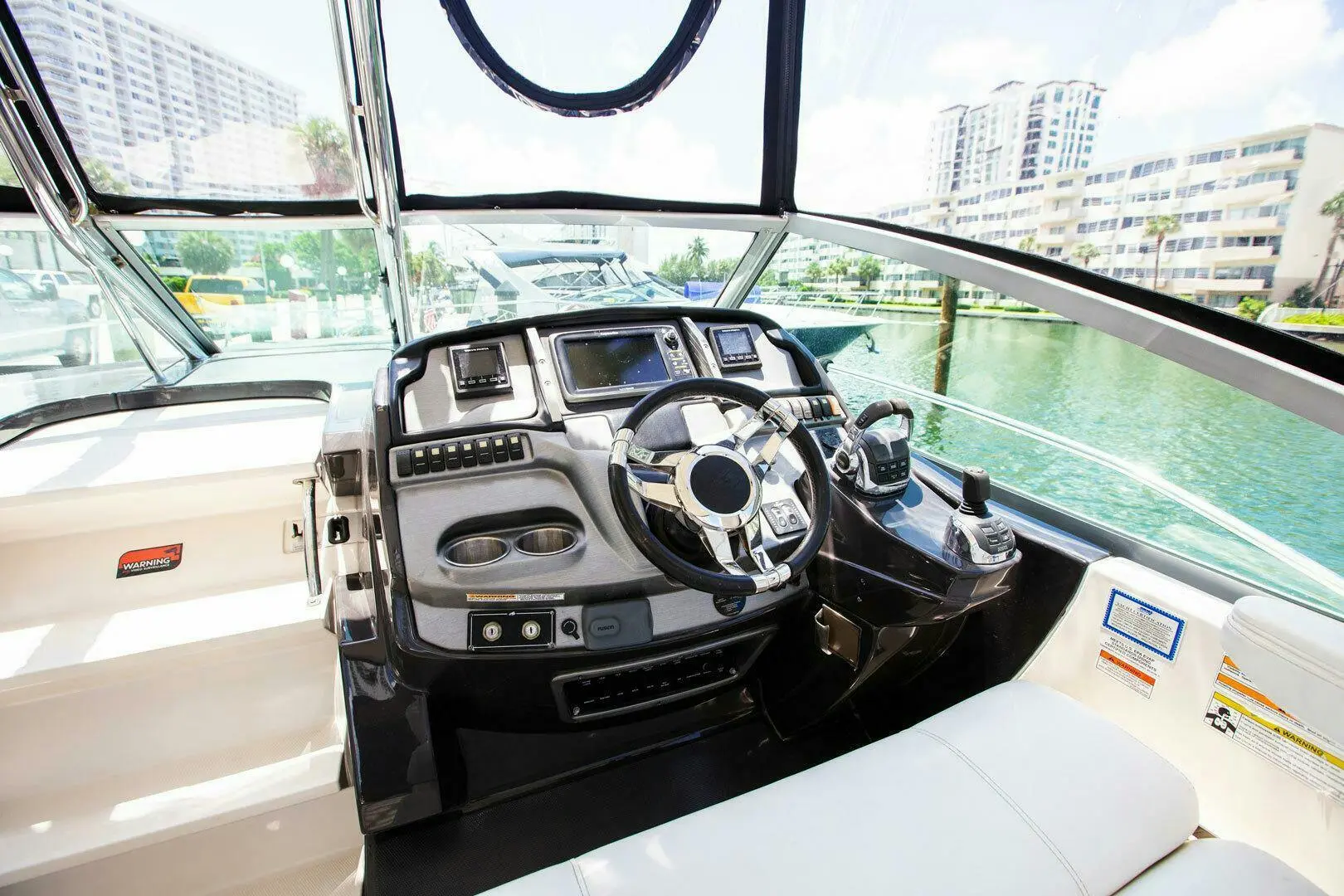 2014 Monterey 320 sport yacht