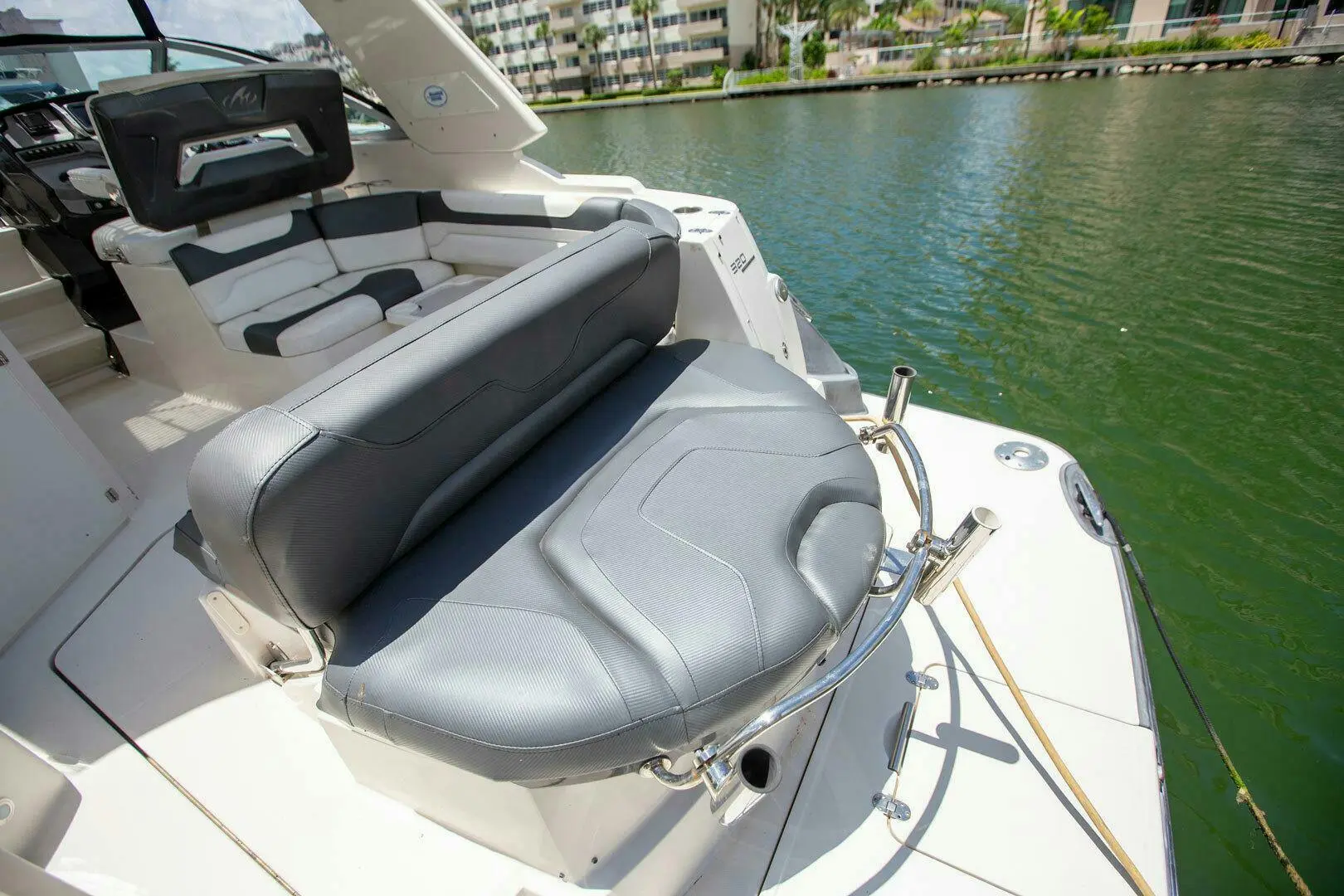 2014 Monterey 320 sport yacht