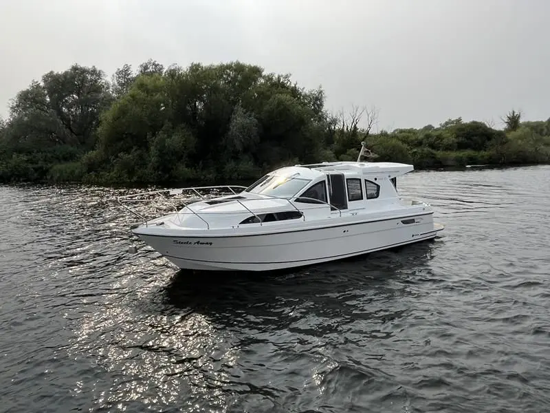 2019 Navigator 32 sedan