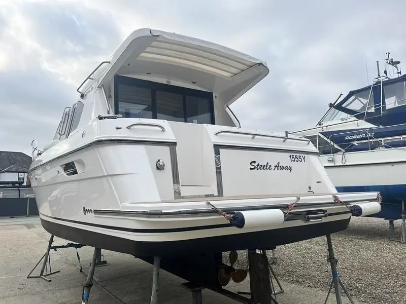 2019 Navigator 32 sedan