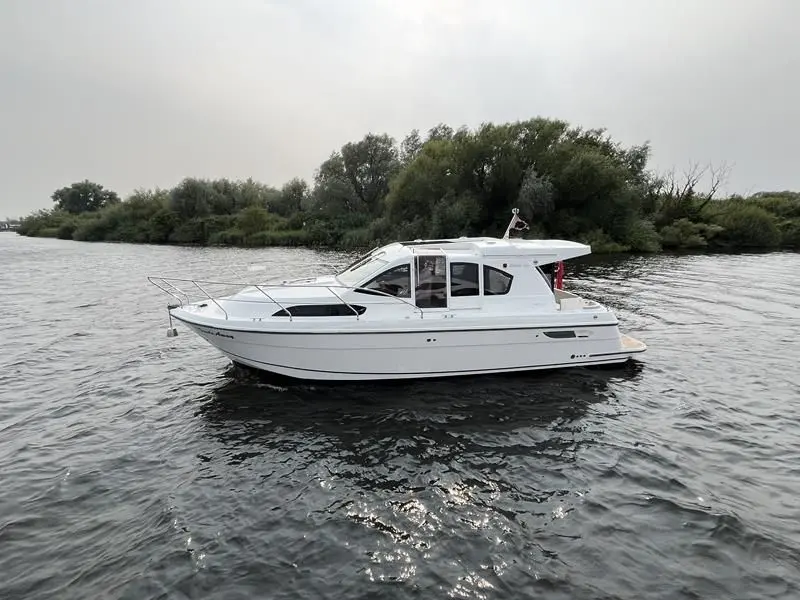 2019 Navigator 32 sedan