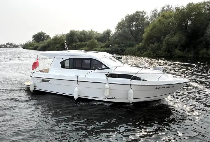 2019 Navigator 32 sedan