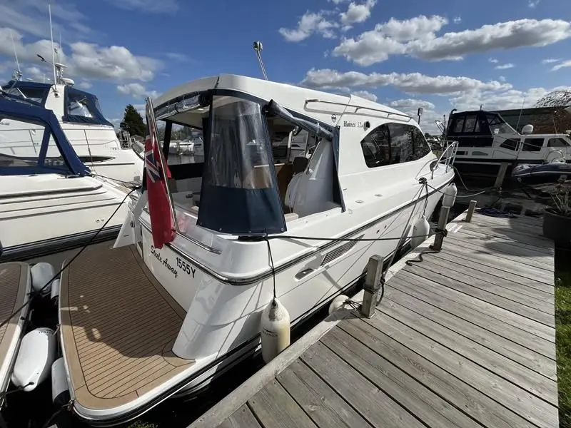 2019 Navigator 32 sedan