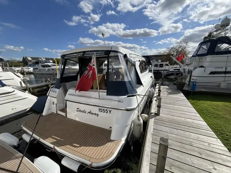 2019 Navigator 32 sedan